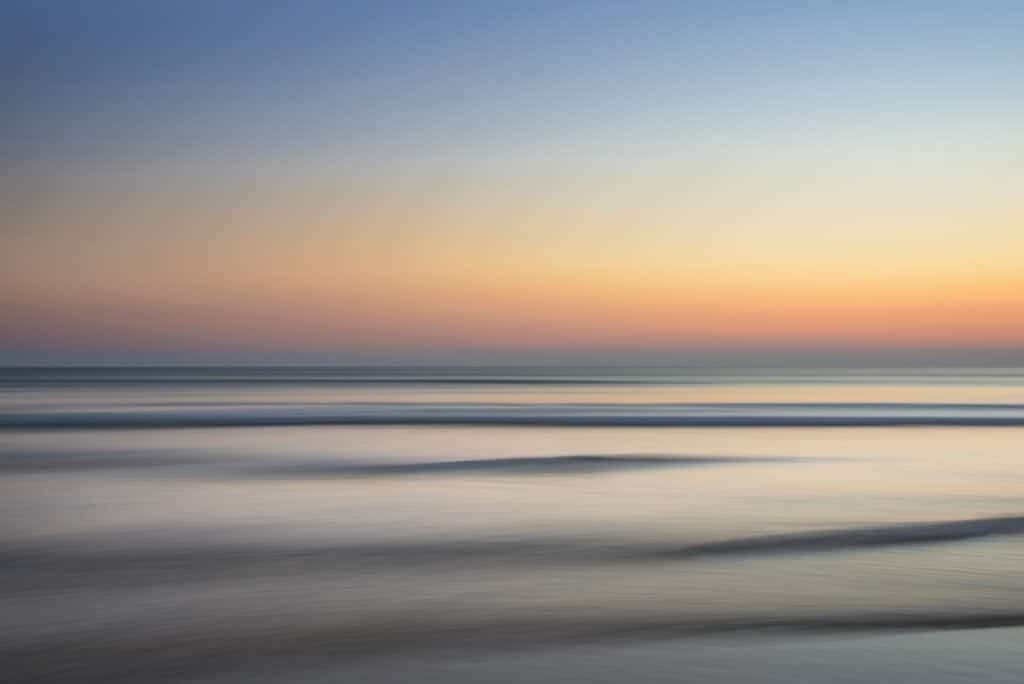 calm sea under golden clouds concentration mentale et attention focalisée