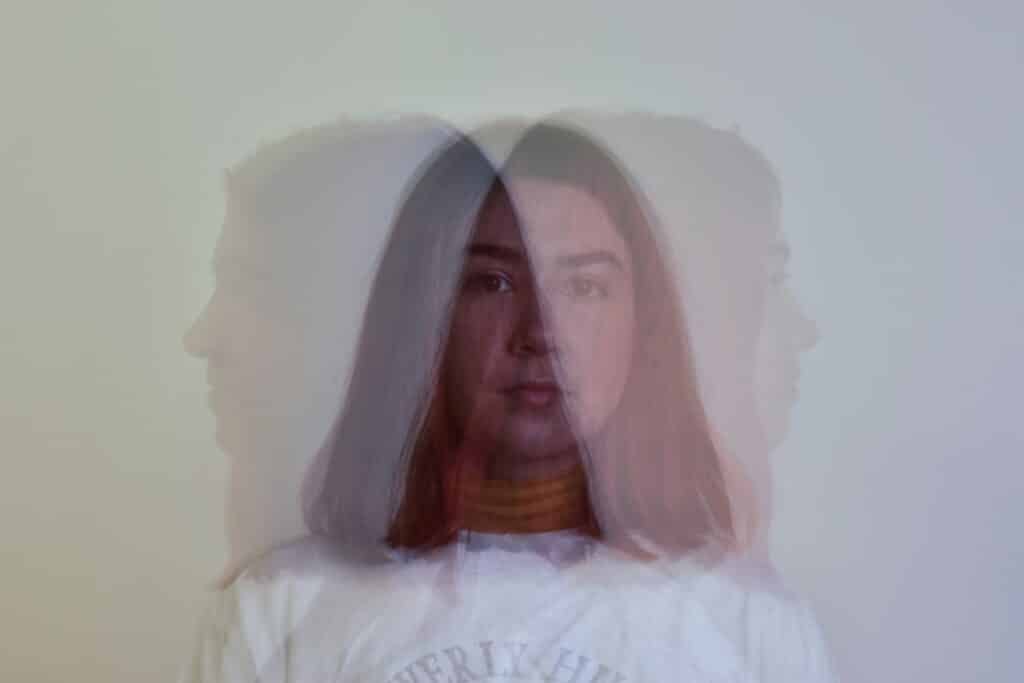 alt="arrêter de ruminer le passé pensées en boucle double exposition"